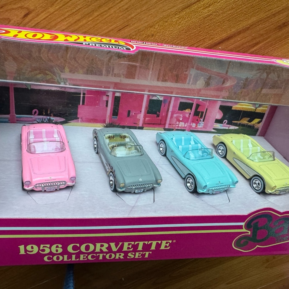 Hot Wheels Barbie The Movie 1956 Corvette Collector Set